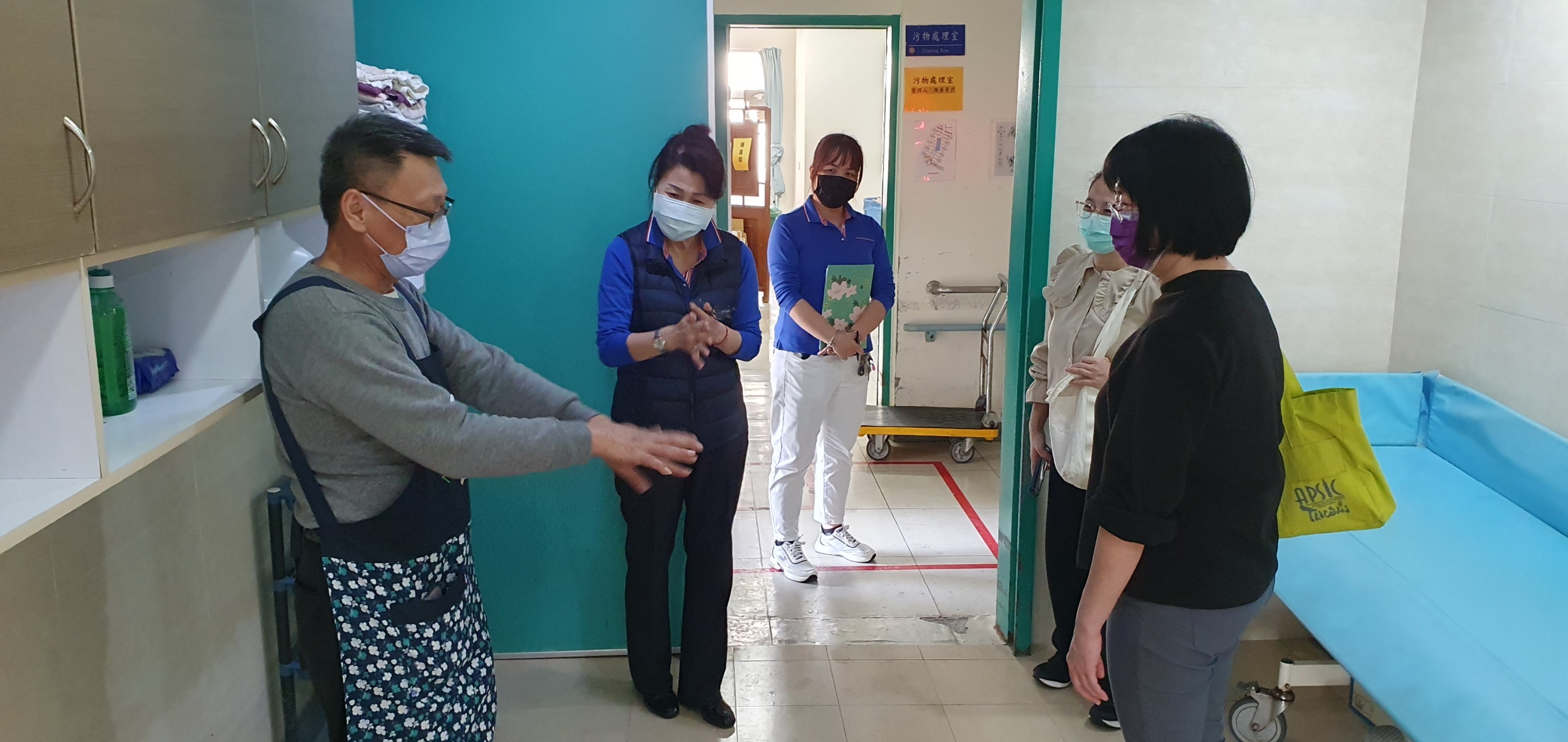 照片4：高榮臺南分院感管人員抽查佳里榮家照服人員是否正確執行手部衛生。