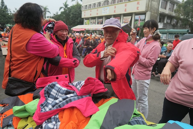 105年02月03日榮民歡喜購新衣、猴年吉祥迎新春