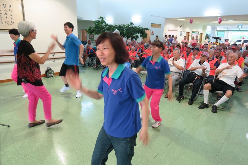 104年5月25日松竹志工蒞屏東榮家關懷榮民，一同健康動一動