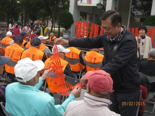 104年2月5日屏東榮家添年味，榮伯揮毫贈春聯