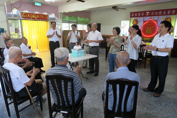 105年07月28日屏東榮家歡慶七月份慶生會~榮民祝福滿滿