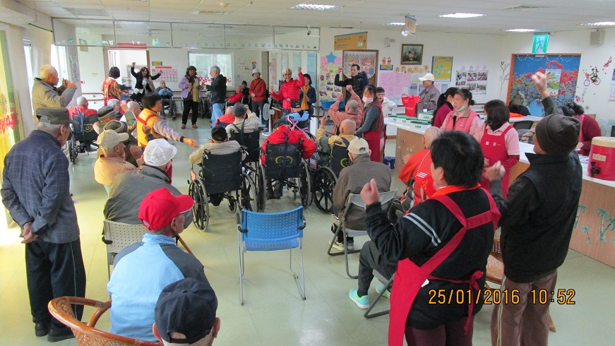 105年1月25日松竹志工蒞屏東榮家歲末關懷榮民~一同身心靈律動