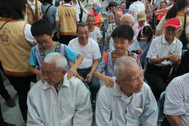 105年04月30日崇禮基金會蒞屏東榮家敬老關懷~榮伯心頭暖洋洋