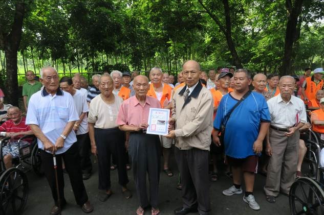 104年8月7日感恩回饋~榮民捐贈屏東榮家文武廟石獅子