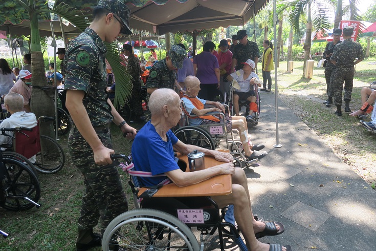 105年06月03日屏東縣政府警察局內埔分局志工中隊及陸戰隊新訓中心志工協助推送坐輪椅榮民