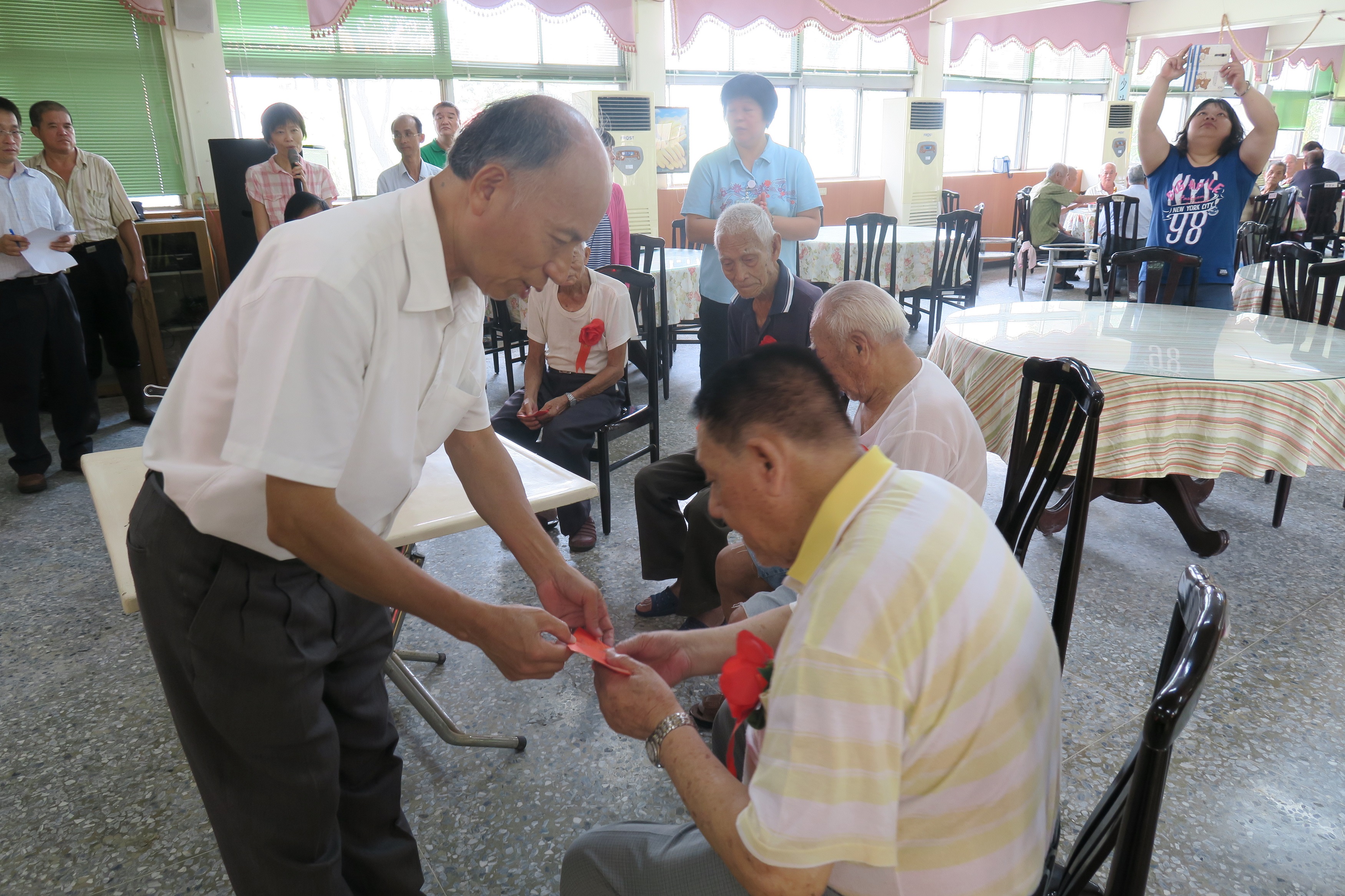 105年08月30日國軍部隊弟兄為退役榮民長輩慶生~老少同堂樂