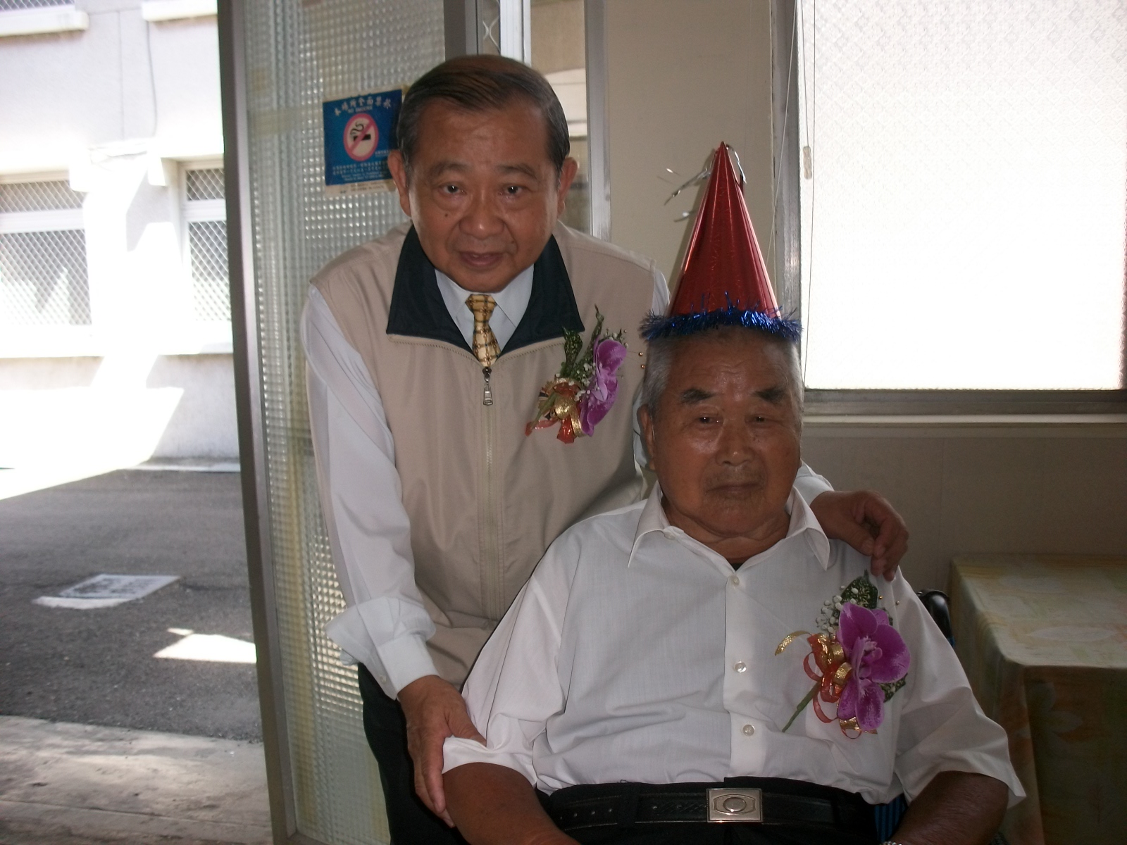 1家主任主持張聾子爺爺百歲慶生會，並合照留念