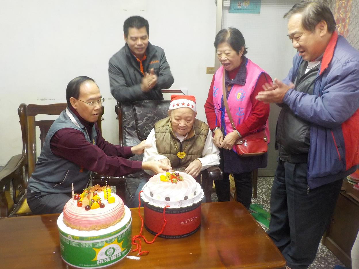 104年12月31日嘉義縣大林鎮百歲榮民阮方金伯伯慶生