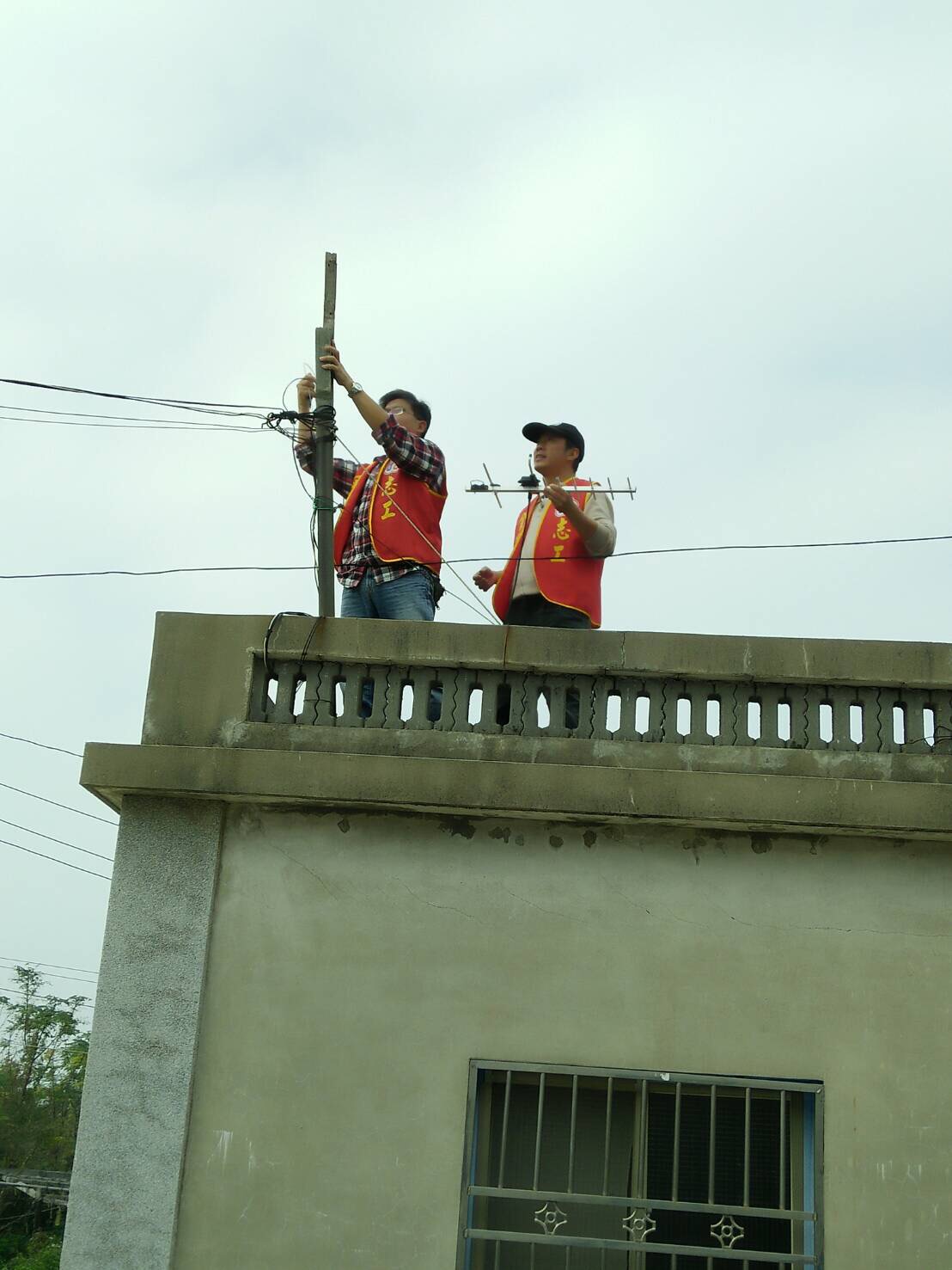 協助烈嶼鄉較需榮民居住所電視天線換修