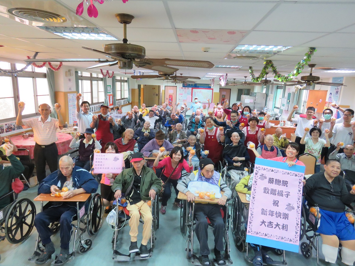 106年1月3日蔡總統贈屏東榮家榮民長輩柑橘~祝賀新年大吉大利