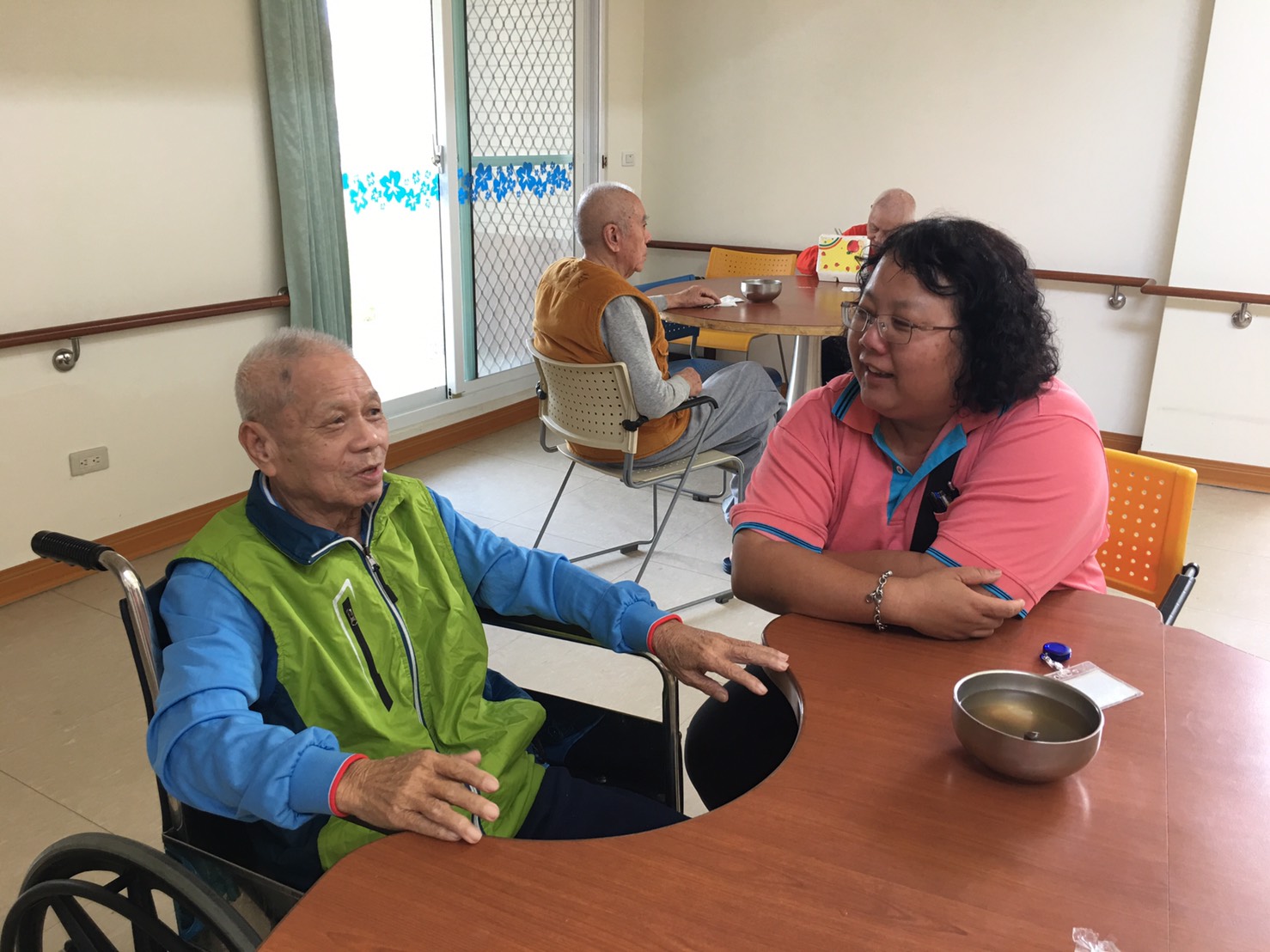 姚堂長透過訪談與輔導給予住民安心。