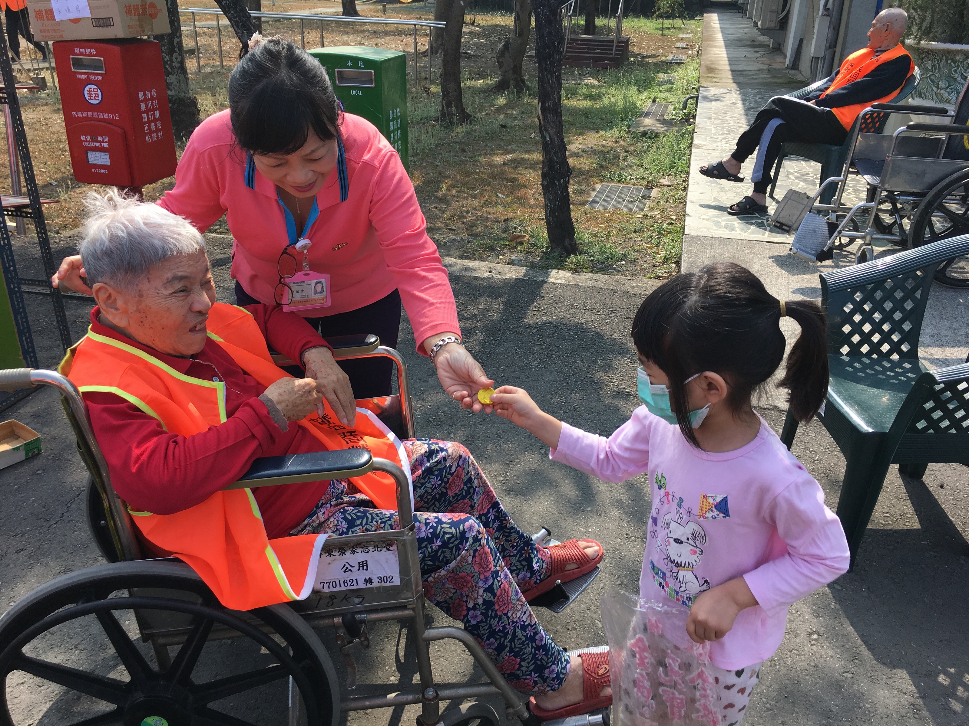 106年2月26日春暖花開的愛❤️---奶奶爺爺歡喜接受幼兒送的巧克力金幣<忘我堂照護花絮>