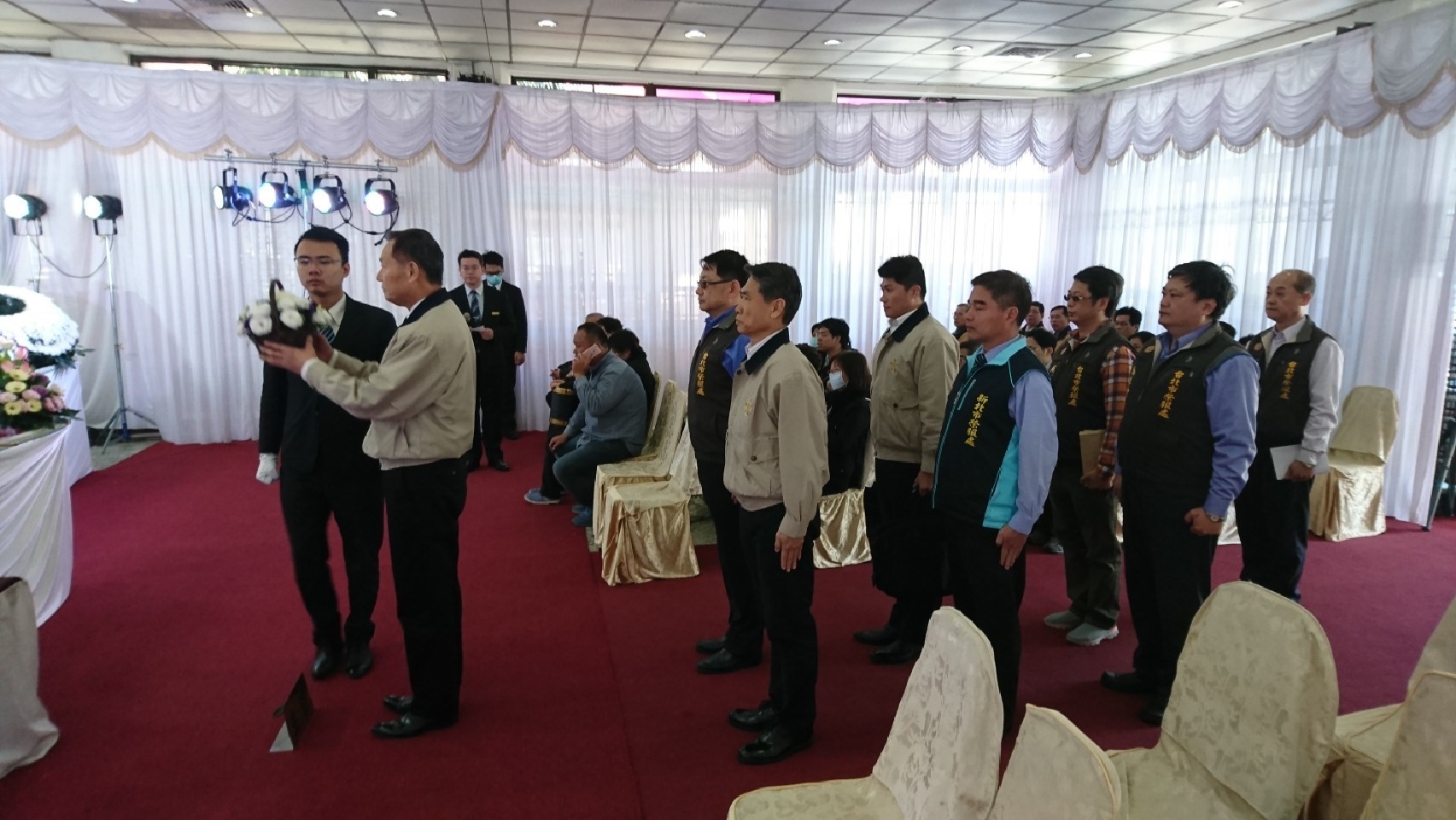 主任委員李翔宙親至臺北市立第二殯儀館向不幸喪生之5位榮民(眷)致哀