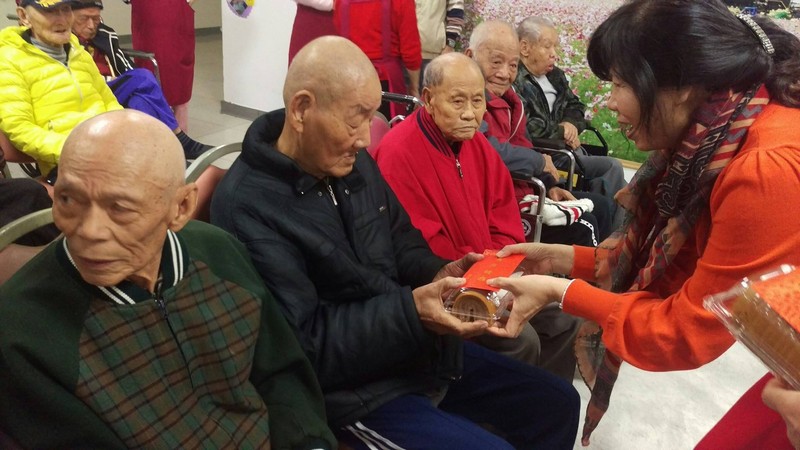 106.2.24 佳里榮家2月份慶生會-歡祝兩位百歲人瑞松鶴遐齡