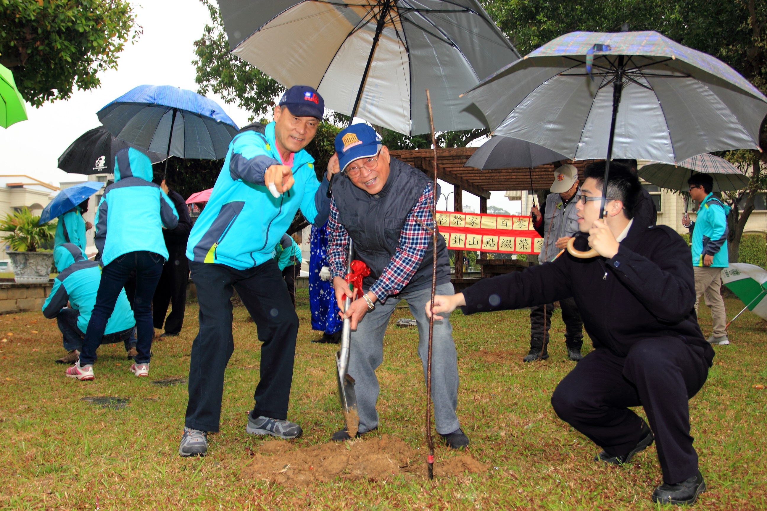 中彰榮家於3月8日舉行「櫻揚卦山點綴榮家新風采」植樹節活動，安心照顧資源共享─榮家轉型新風采！