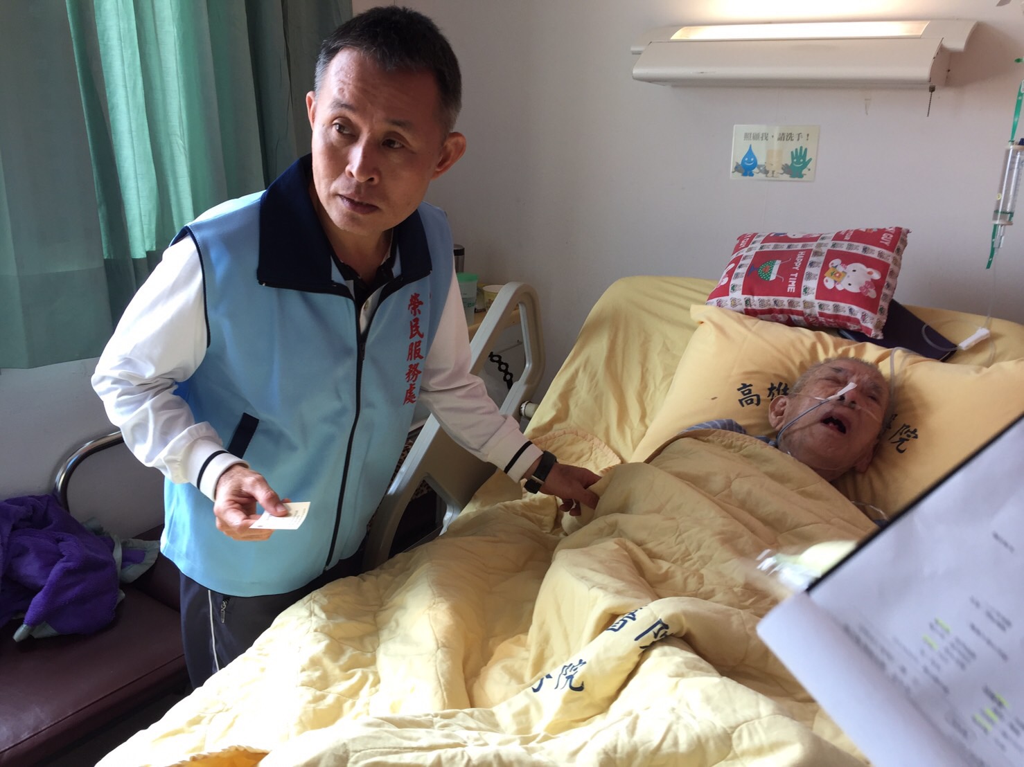 臺南市榮民服務處-處長何興隆至臺南分院訪視臥病榮民，祝伯伯們早日康復。