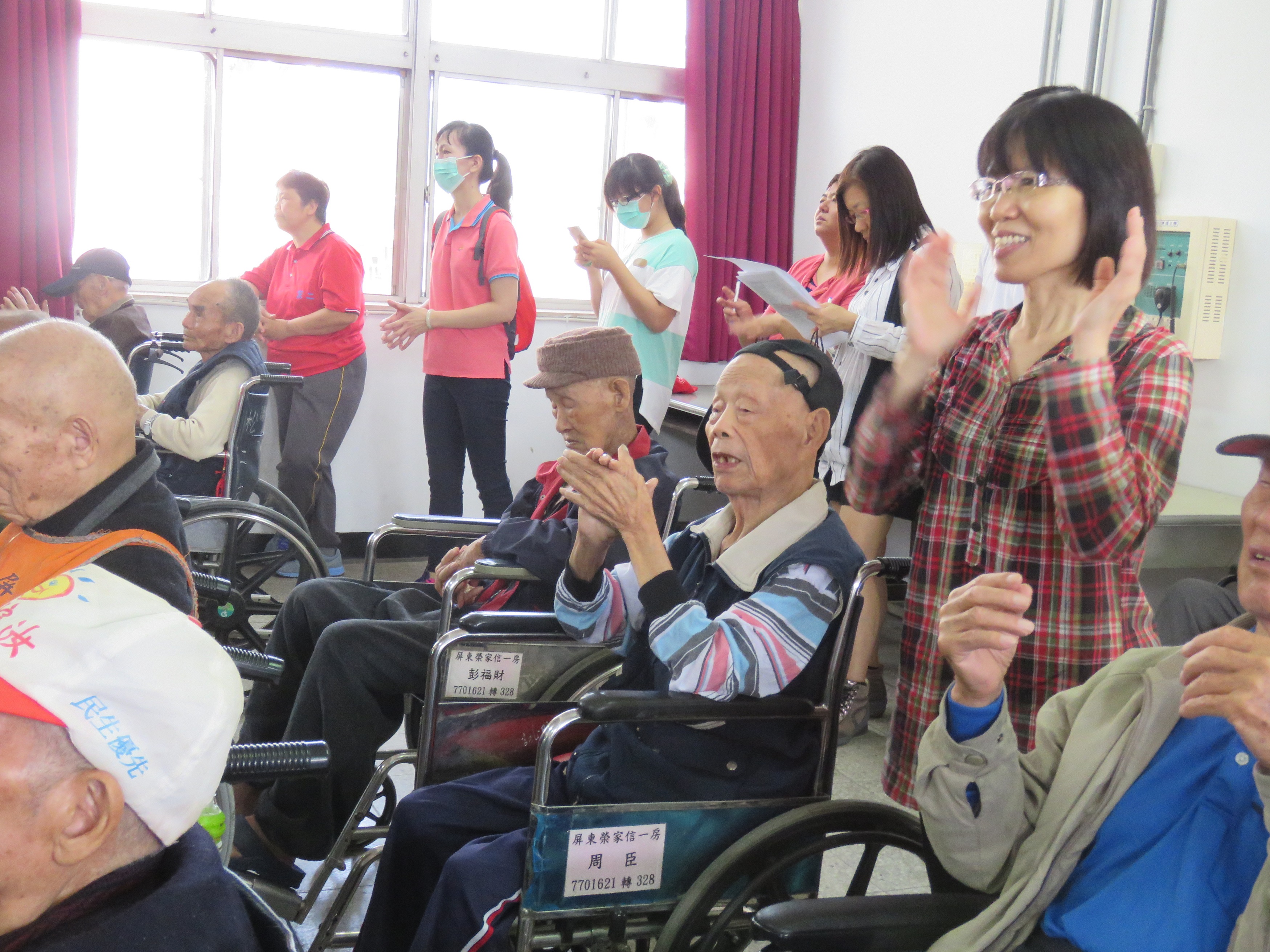 106年03月27日 松竹志工蒞屏東榮家關懷榮民，百歲人瑞周爺爺開心參與