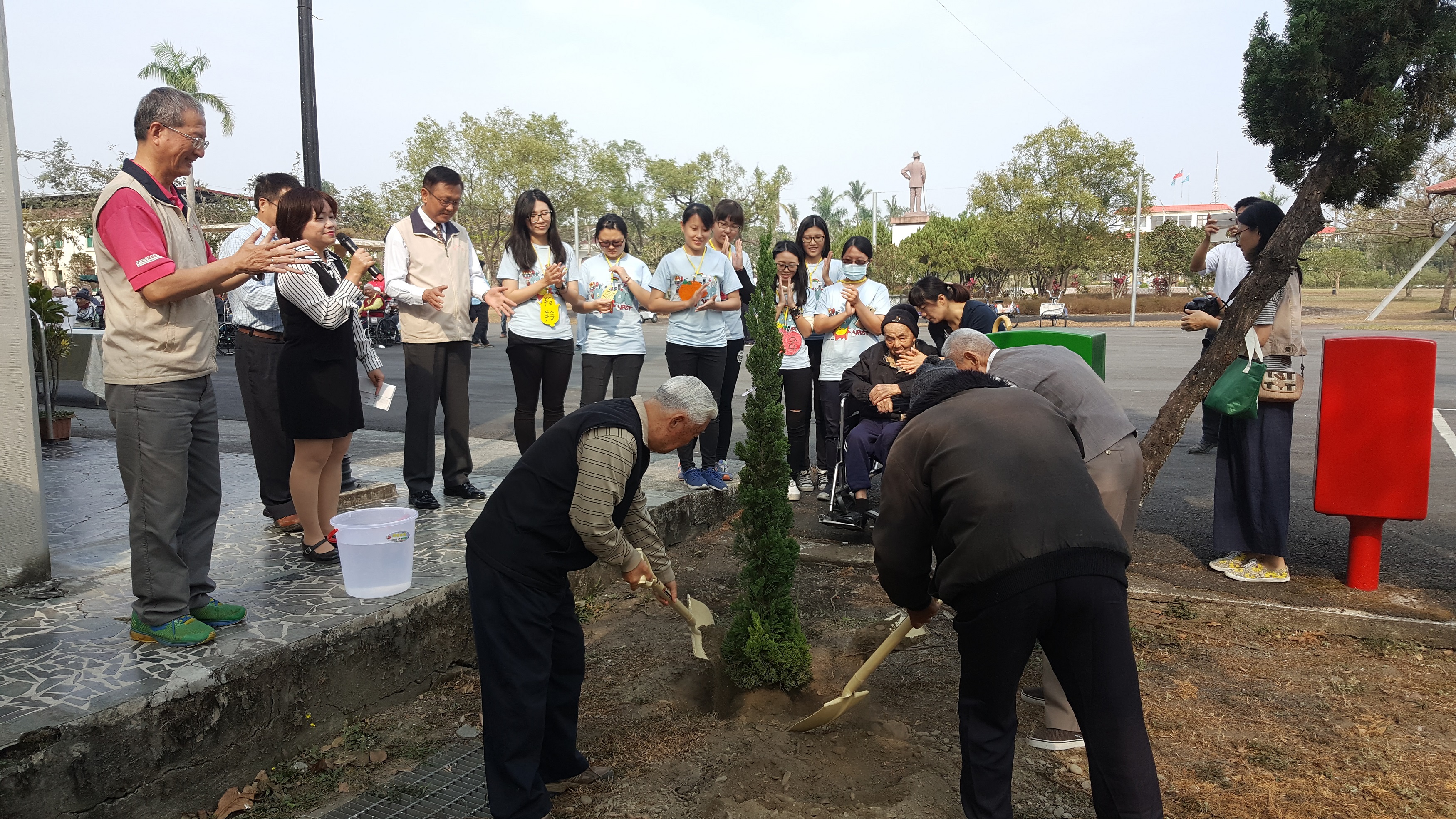 106年03月10日 屏東榮家上午辦理植樹活動，藉以緬懷誌念  國父。