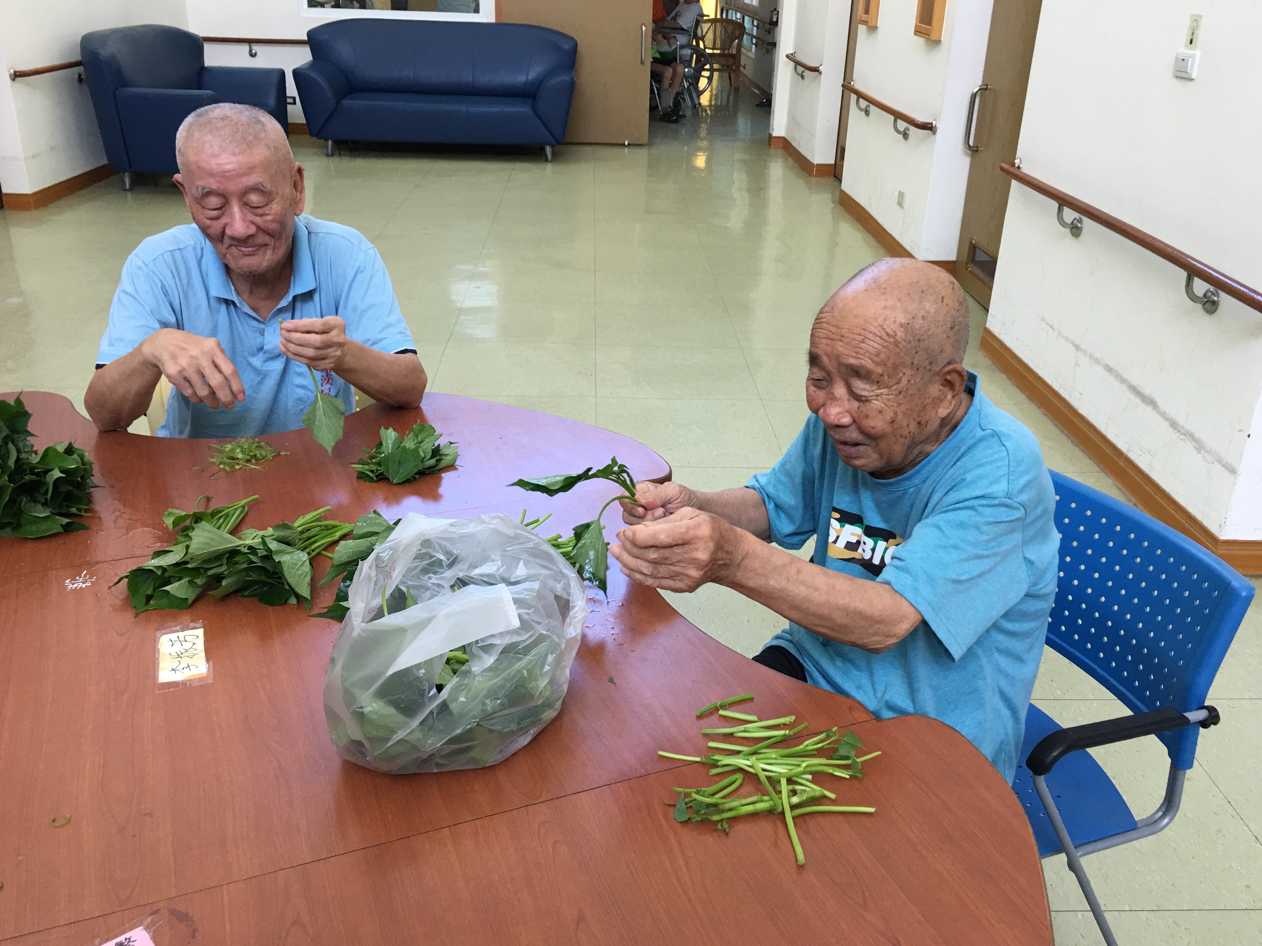 106年05月12日祖孫同樂地瓜聯繫情^_^忘我堂照護花絮