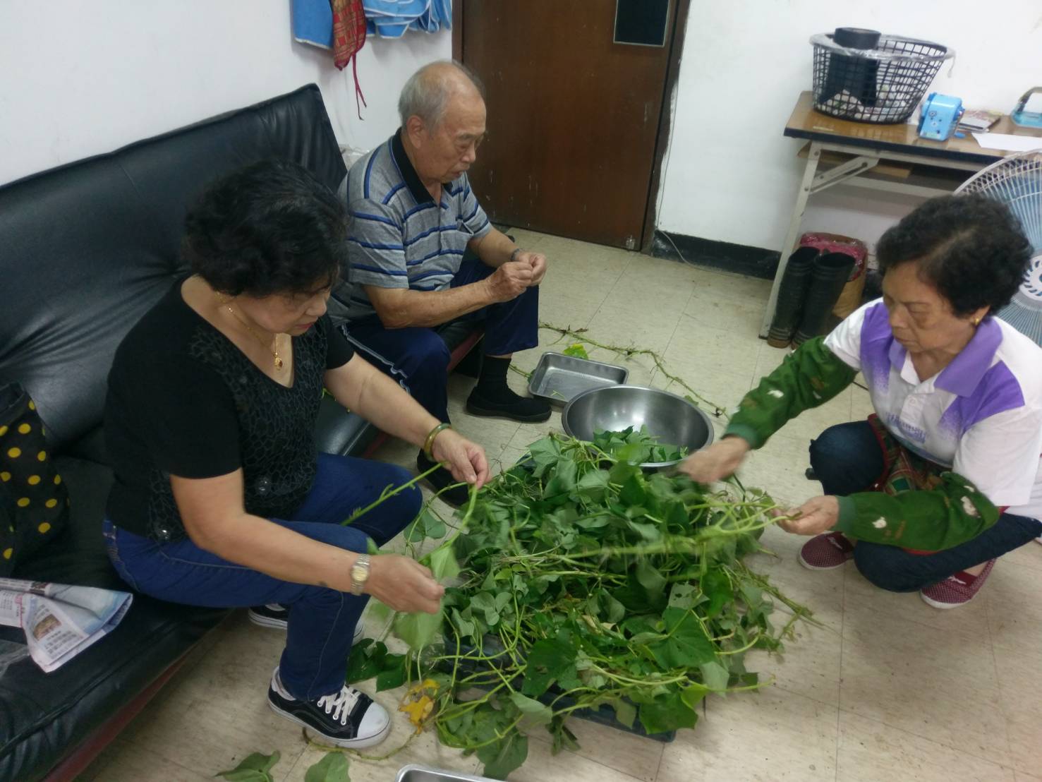 關懷據點辦理共餐、歌唱歡樂，小志工暑期訓練、評鑑委員參觀據點等活動