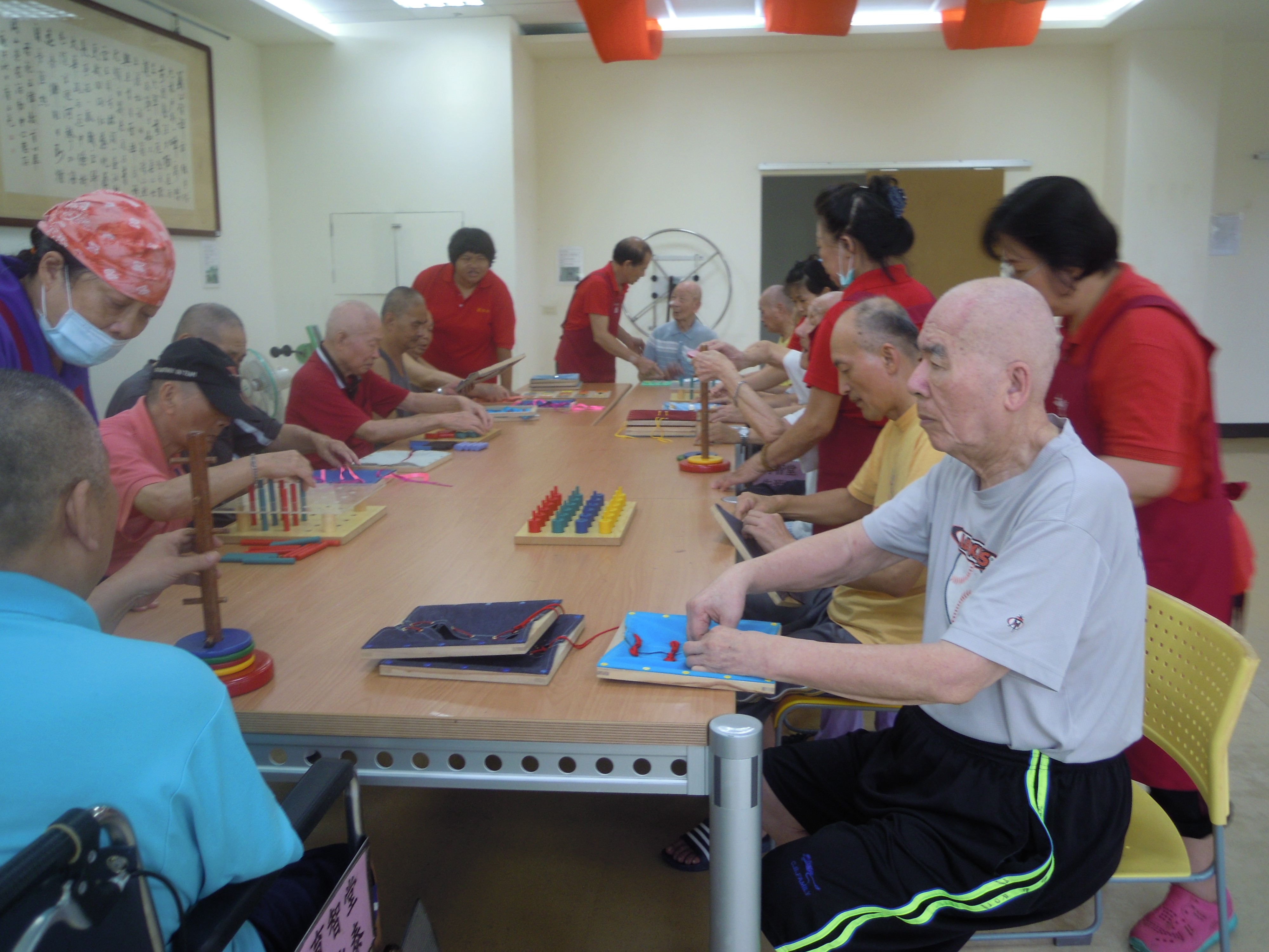 岡山榮家失智住民團康活動-圓柱排列、拼圖