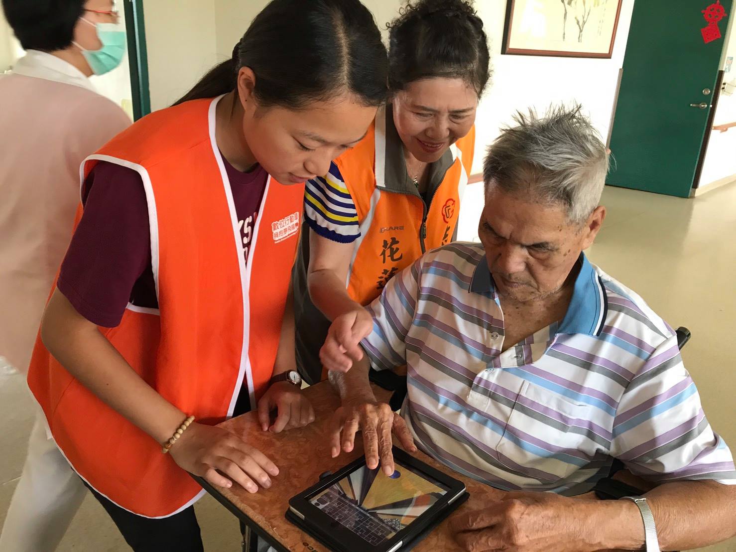 榮欣志工前往花蓮榮家帶領長輩健康促進運動及協助平板電腦遊戲