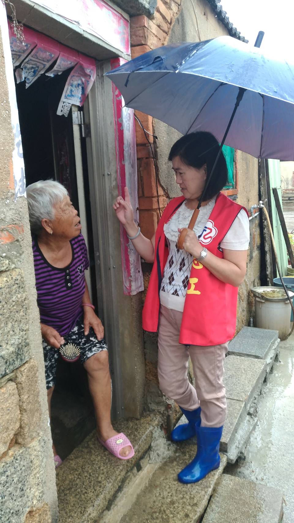 尼莎颱風來襲服務組長帶領志工關懷特較需榮民狀況