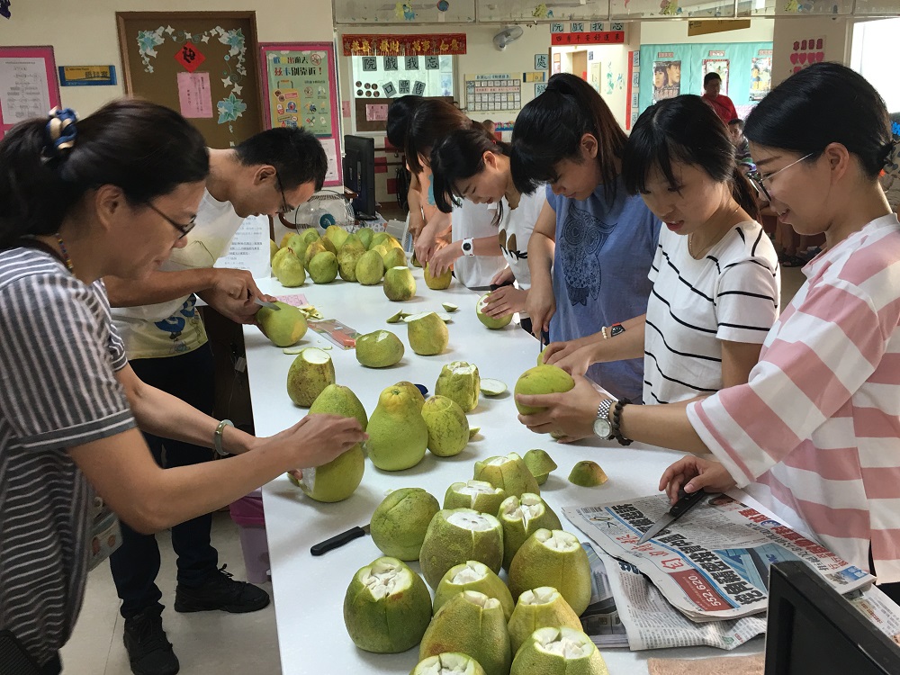 106年10月04日青年學子感恩回饋陪伴榮民長輩過中秋^_^忘我照護花絮