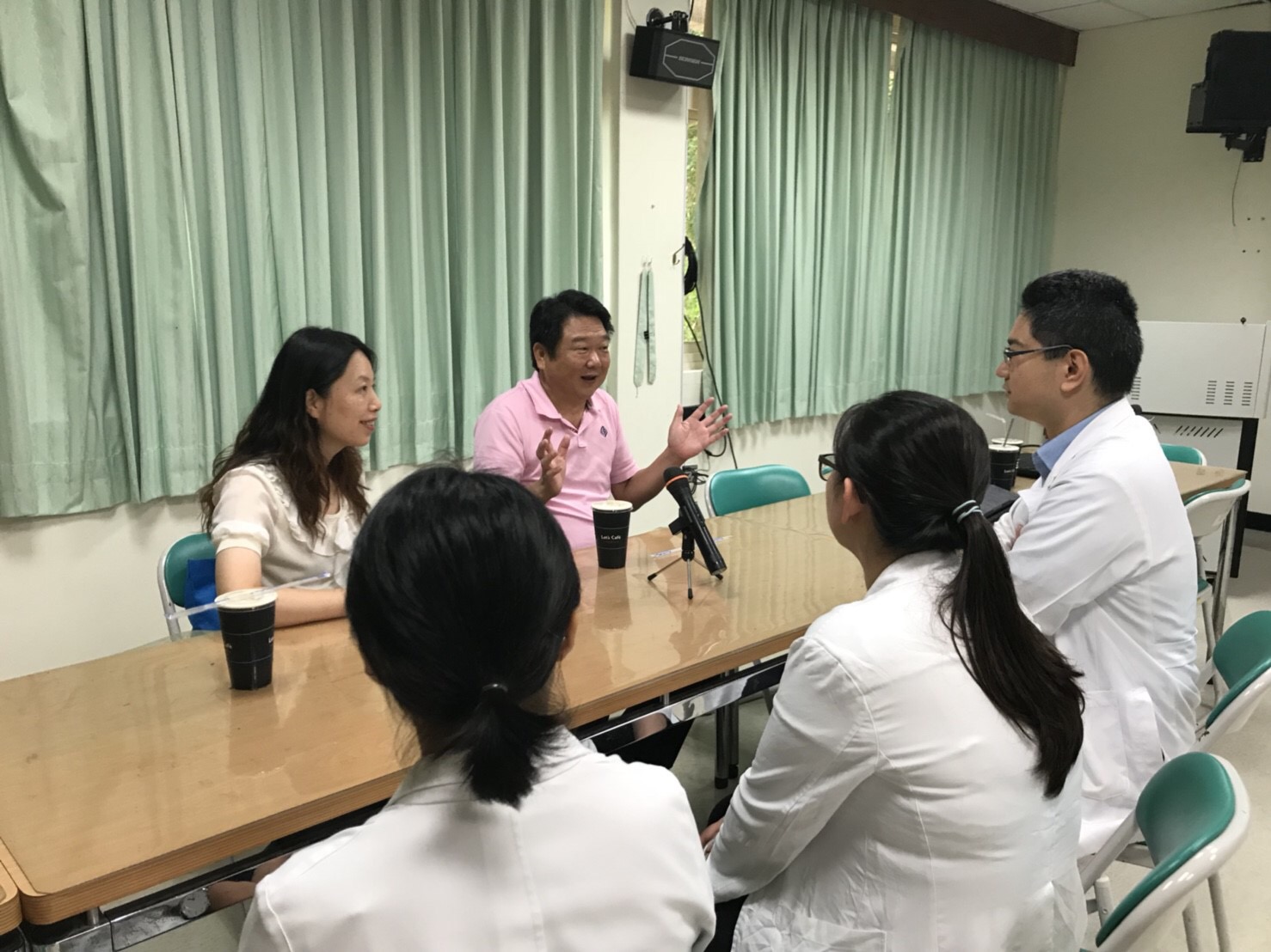 家主任與安安樂活工作小組承辦人親訪台北榮總精神部劉慕恩醫師團隊