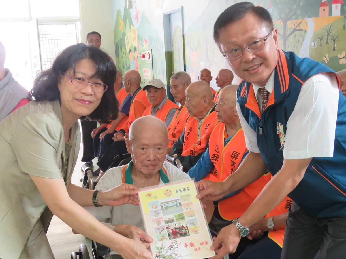 106年10月27日 屏東郵局尤經理致贈屏東榮家住民個人化郵票儀式