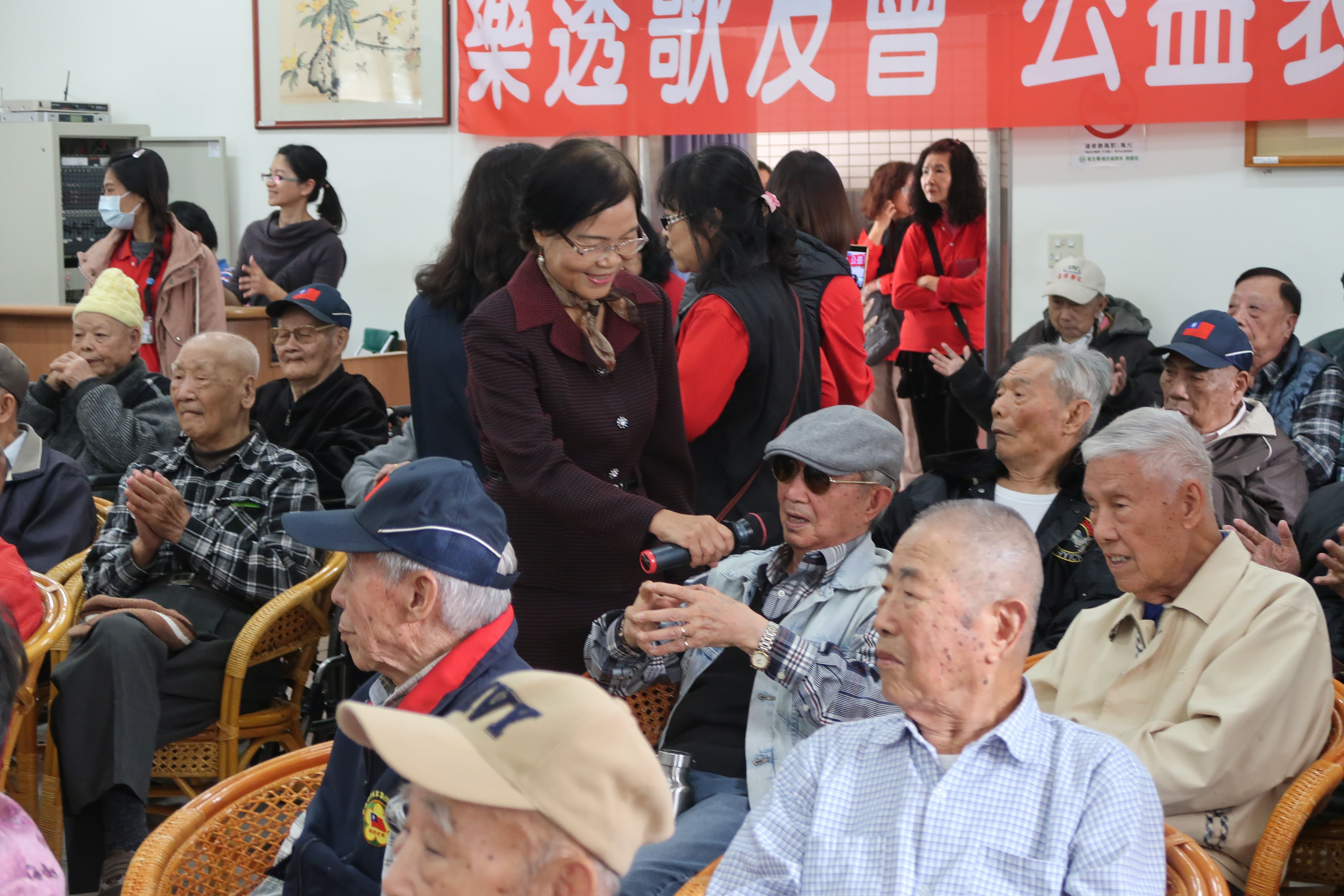 107年1月18日「唱歌動腦，人就不老」樂透歌友讓榮家長輩嗨翻天