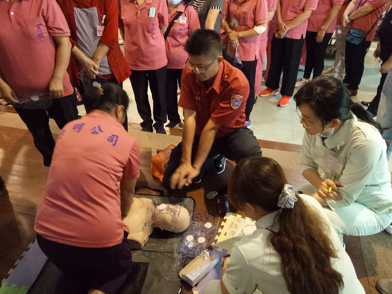 每年辦理「CPR實際操作訓練暨AED使用」