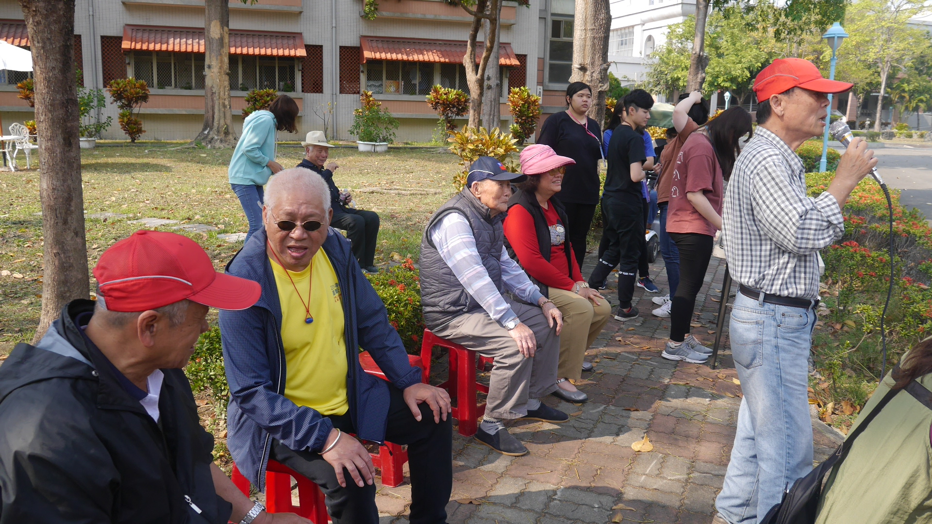 107年3月16日綠草如茵的戶外卡拉ok歡唱