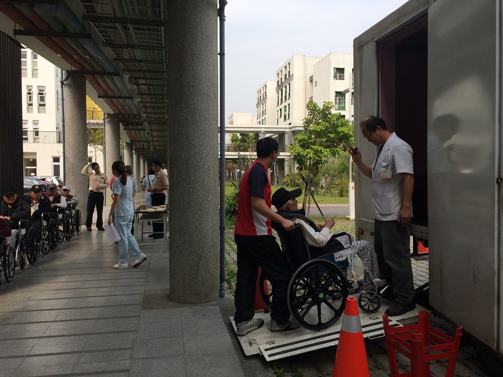 107年度住民健康管理及感染管制，與臺北榮總桃園分院合作住民胸部X光篩檢