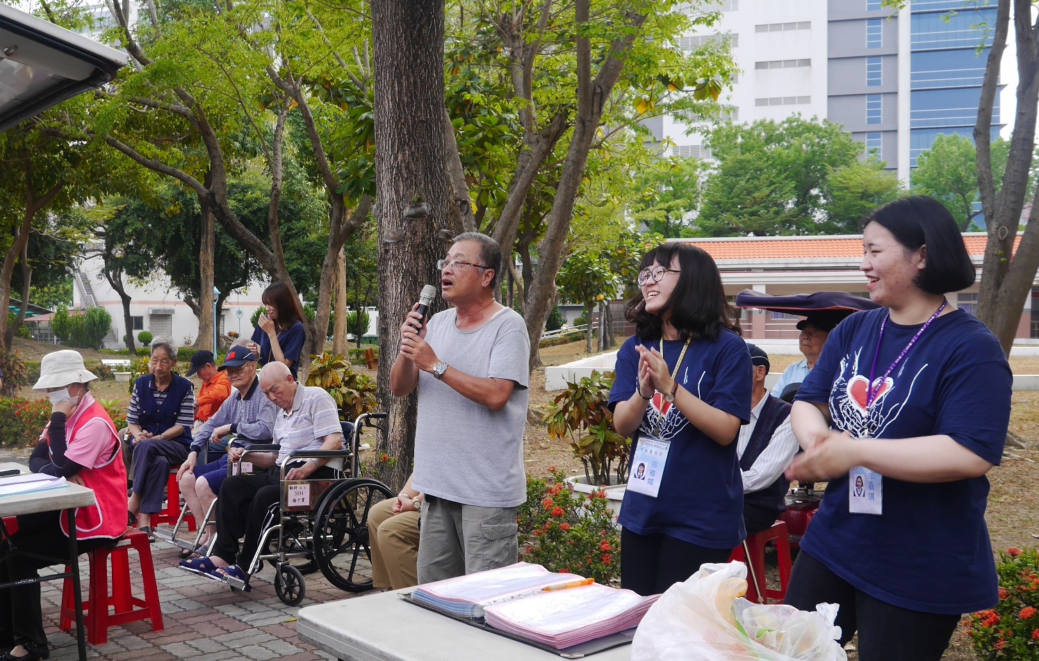 107年4月20日社會局長青中心文康休閒車戶外卡拉OK歡唱活動