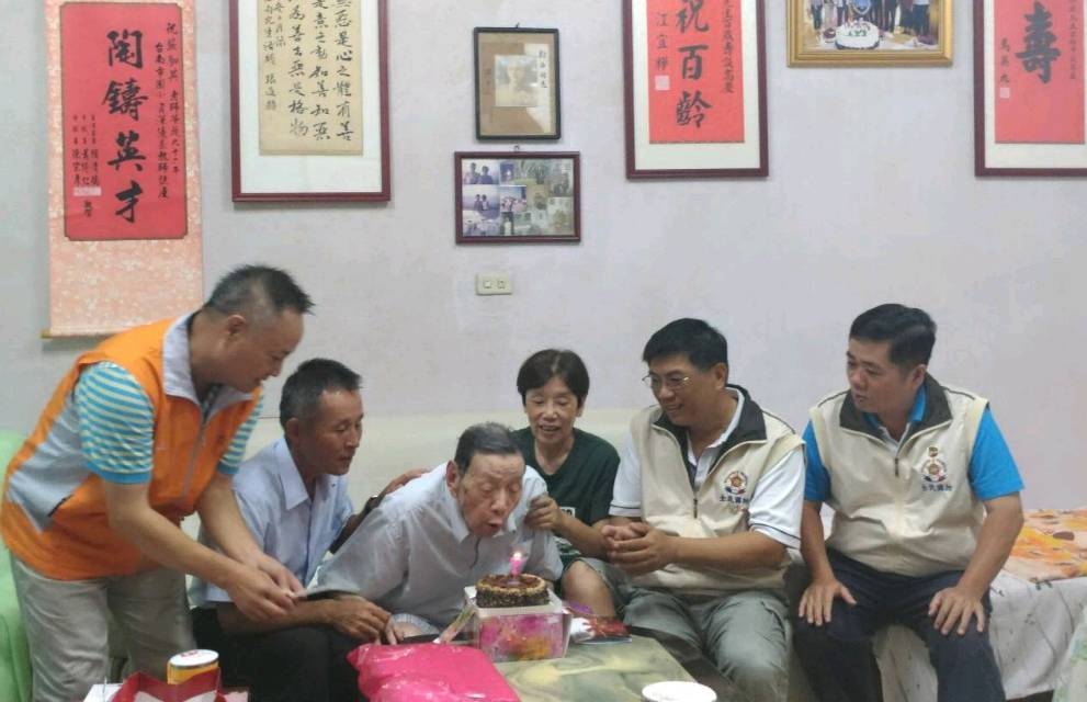 臺南市榮服處-榮民張伯伯歡慶103歲生日 臺南榮服處處長帶領團隊前往祝壽