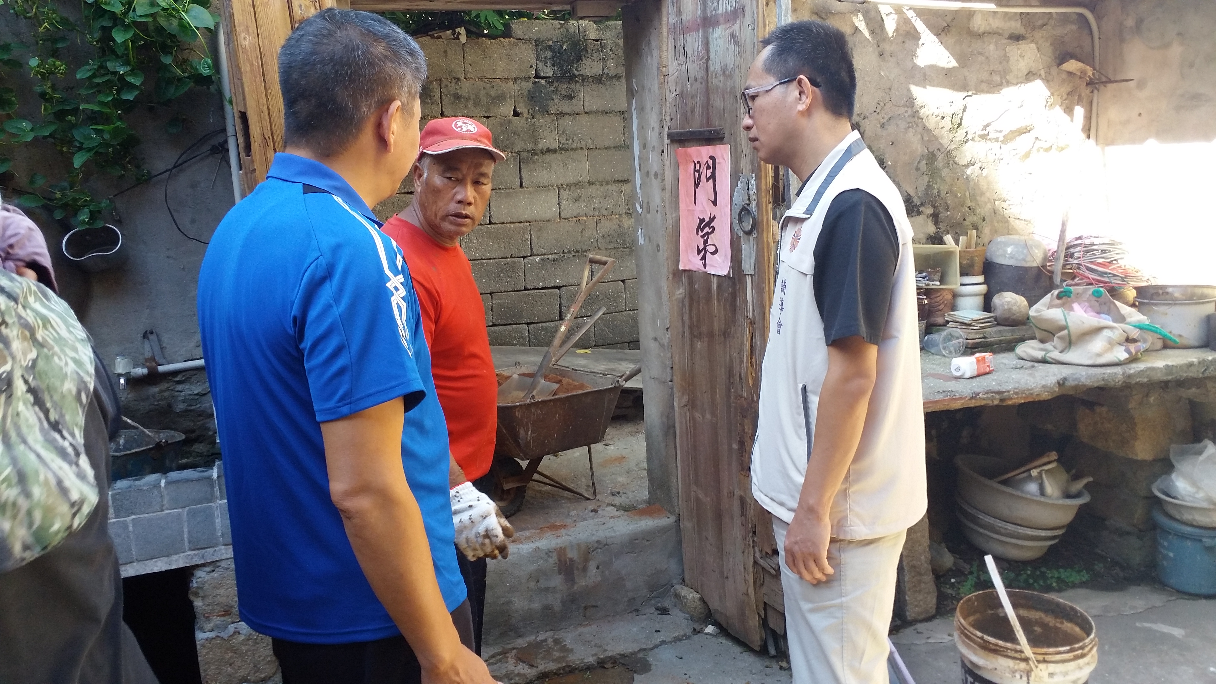 協助地區特需榮民黃伯伯修繕房屋