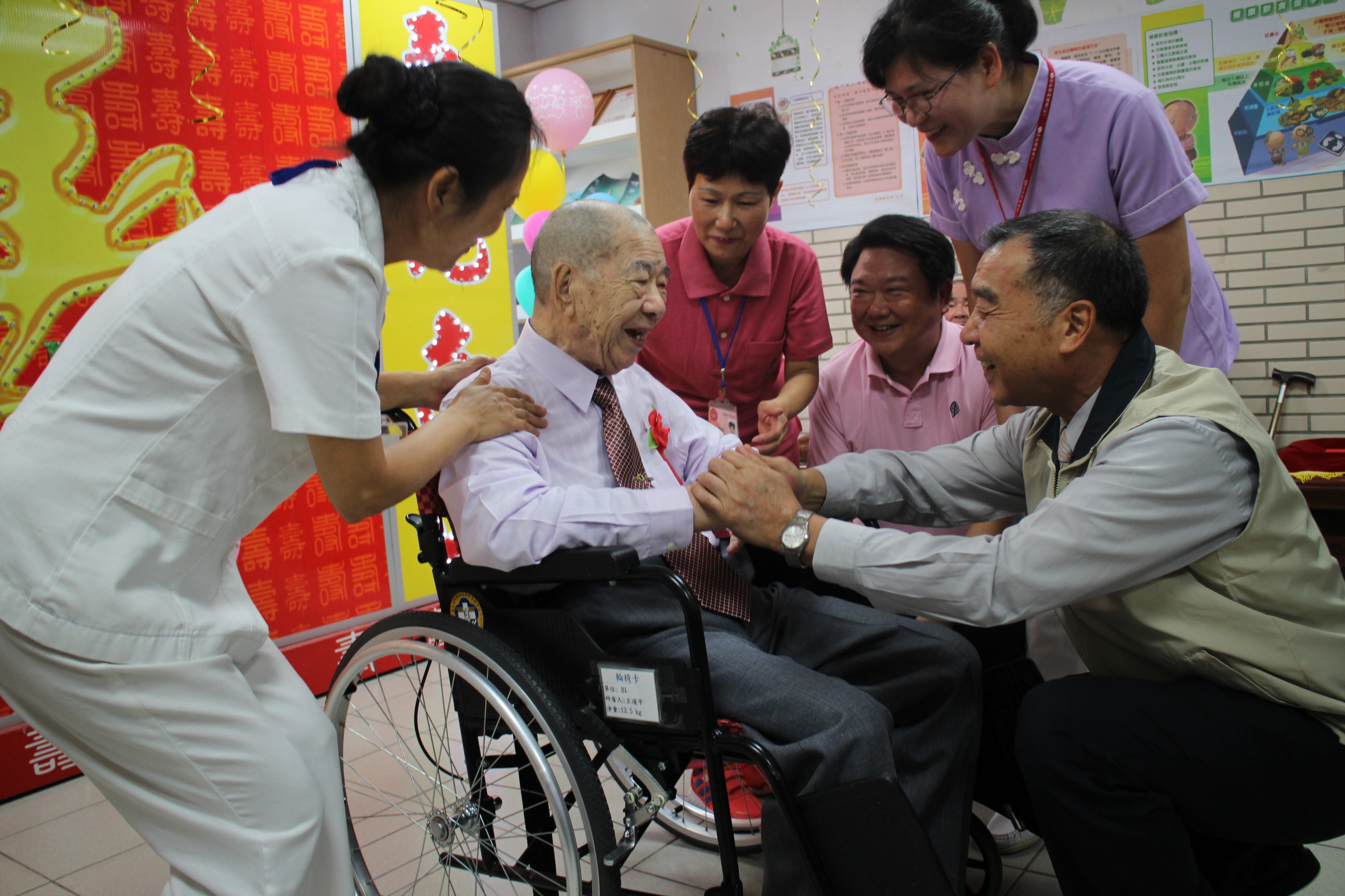 主任委員蒞臨臺北榮家為百歲人瑞王道平伯伯祝壽
