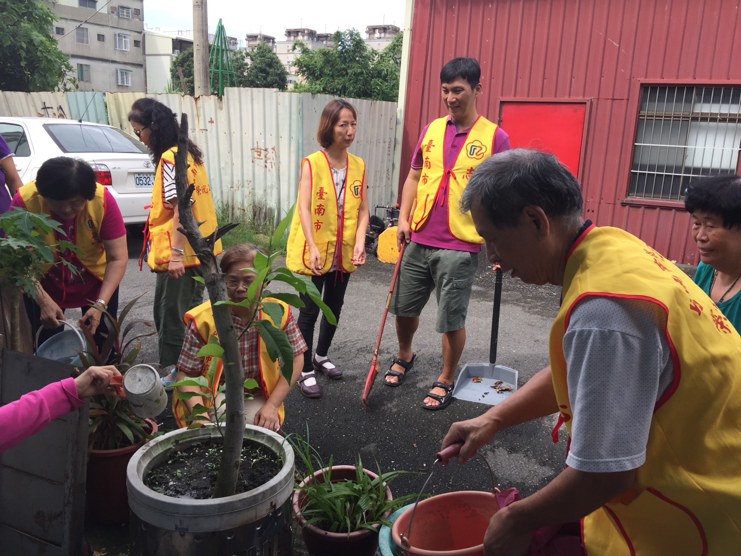 臺南市榮民服務處-10709榮欣志工訪視東區榮民眷暨協助居家環境清潔，落實登革熱防治