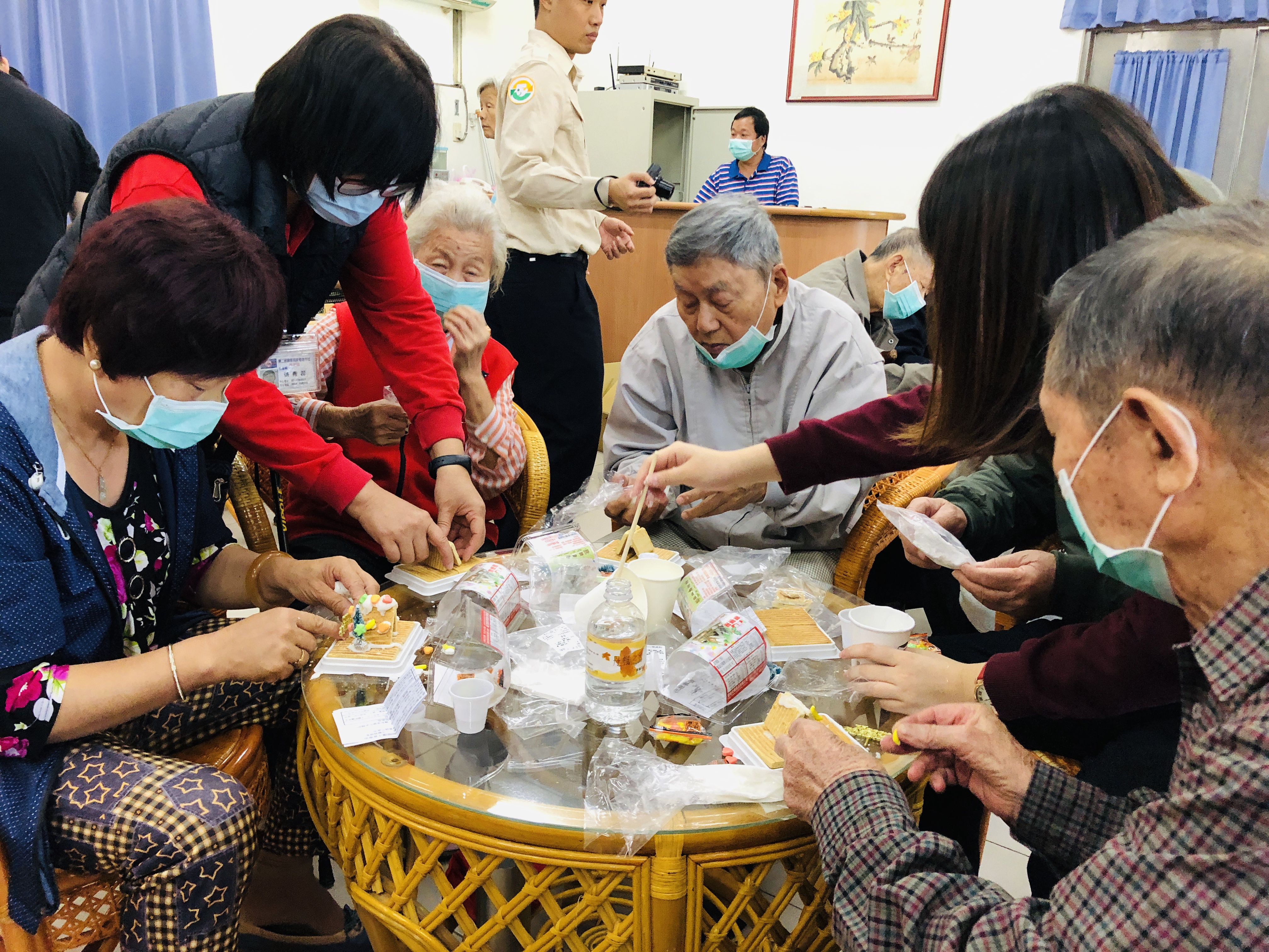 107年12月17日義守大學社會服務學習~帶領長輩製作薑餅屋