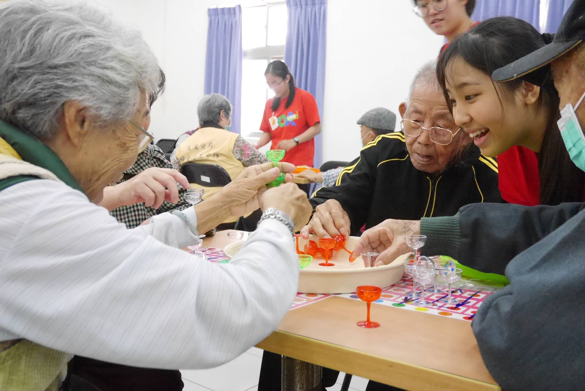 三絃七藝傳愛互動  榮家長輩喜迎金豬