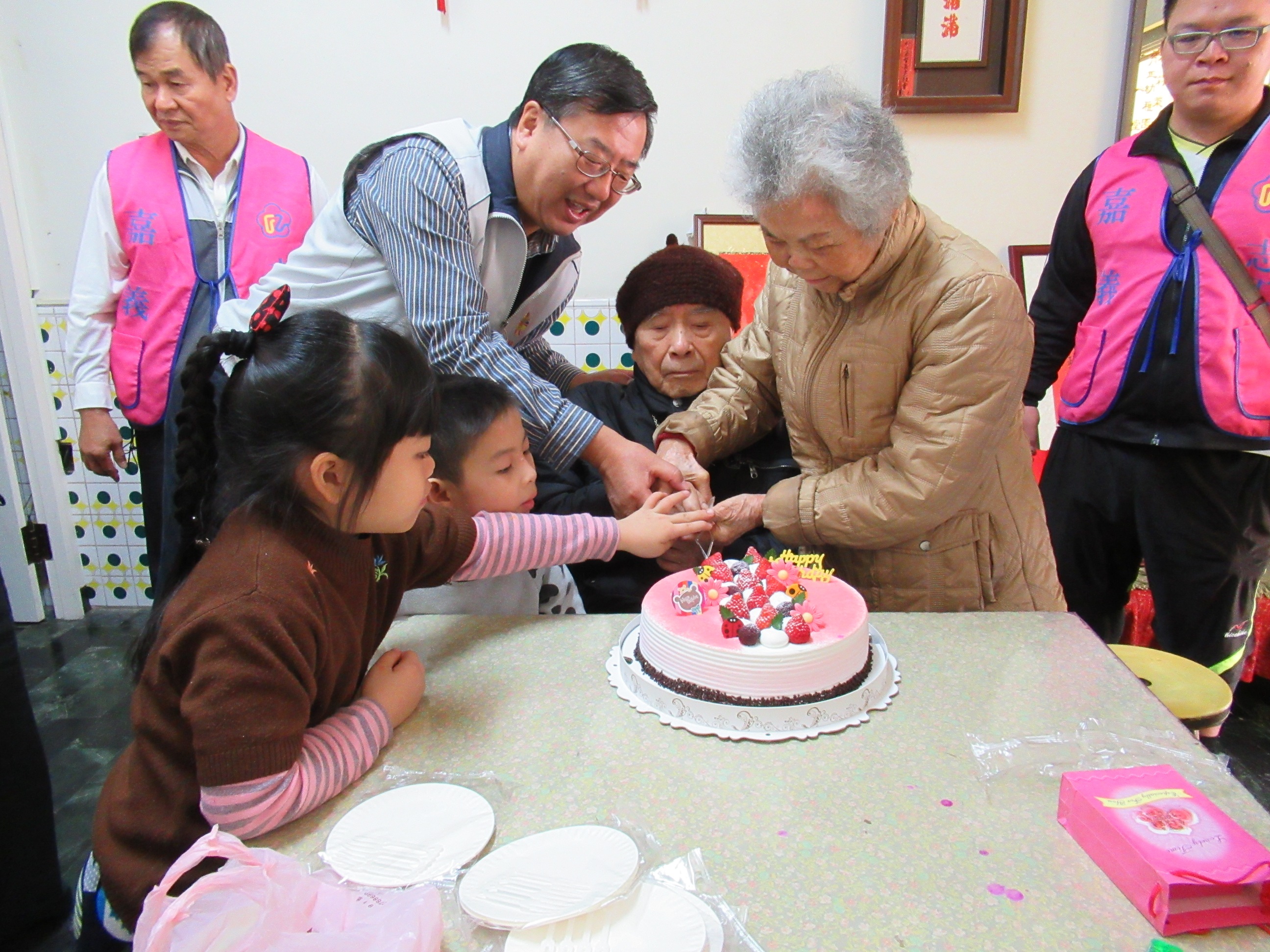 108年1月30日歡慶榮民謝玄伯伯百歲壽辰