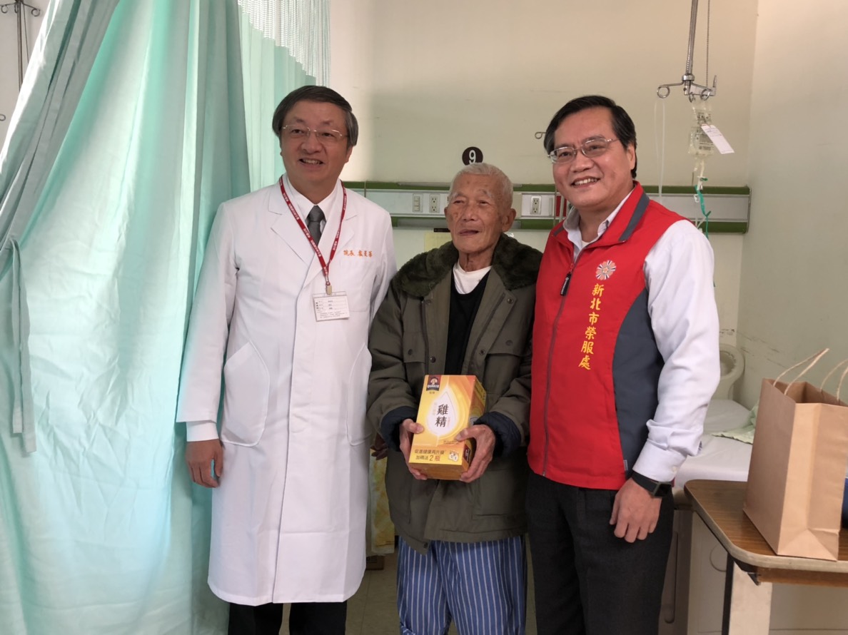 新北市榮服處處長林火土(右)與桃園分院院長盧星華(左)共同探望蘇伯伯(中)