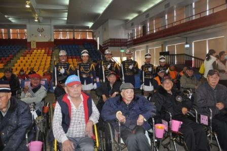 「懷舊老歌蒞家同樂，豬事大吉慶豐年」