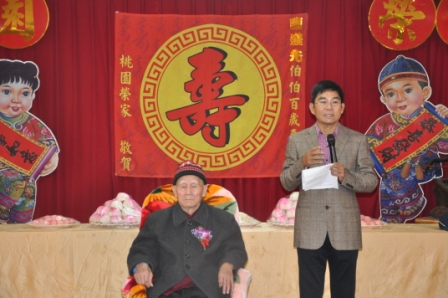 精神抖擻慶榮誕，桃園榮家齊賀盛先伯伯百歲