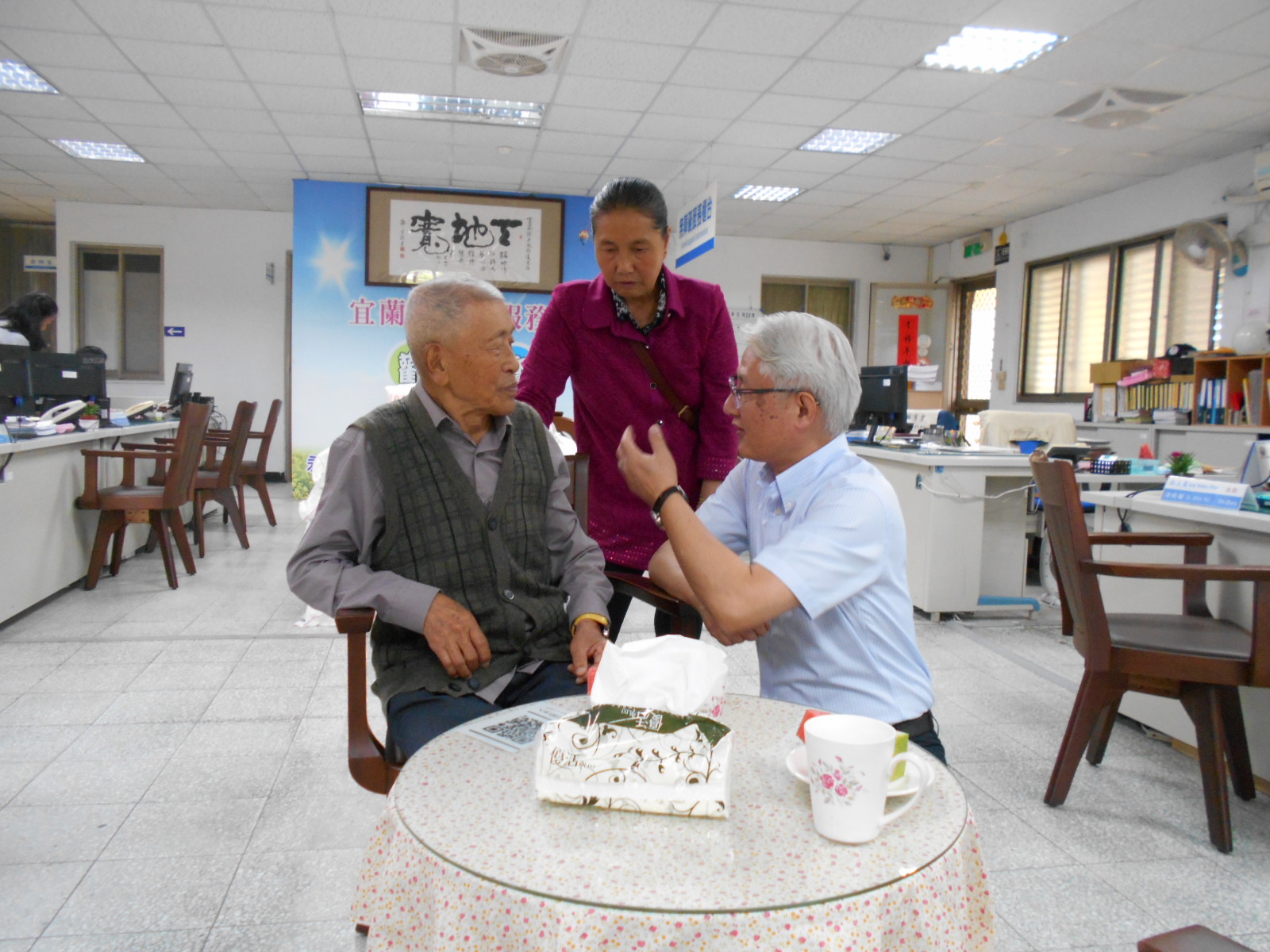 宜蘭縣榮民服務處申請社會救助糧，於端午節前由服務體系與榮欣志工親送至個案家庭及安置機構