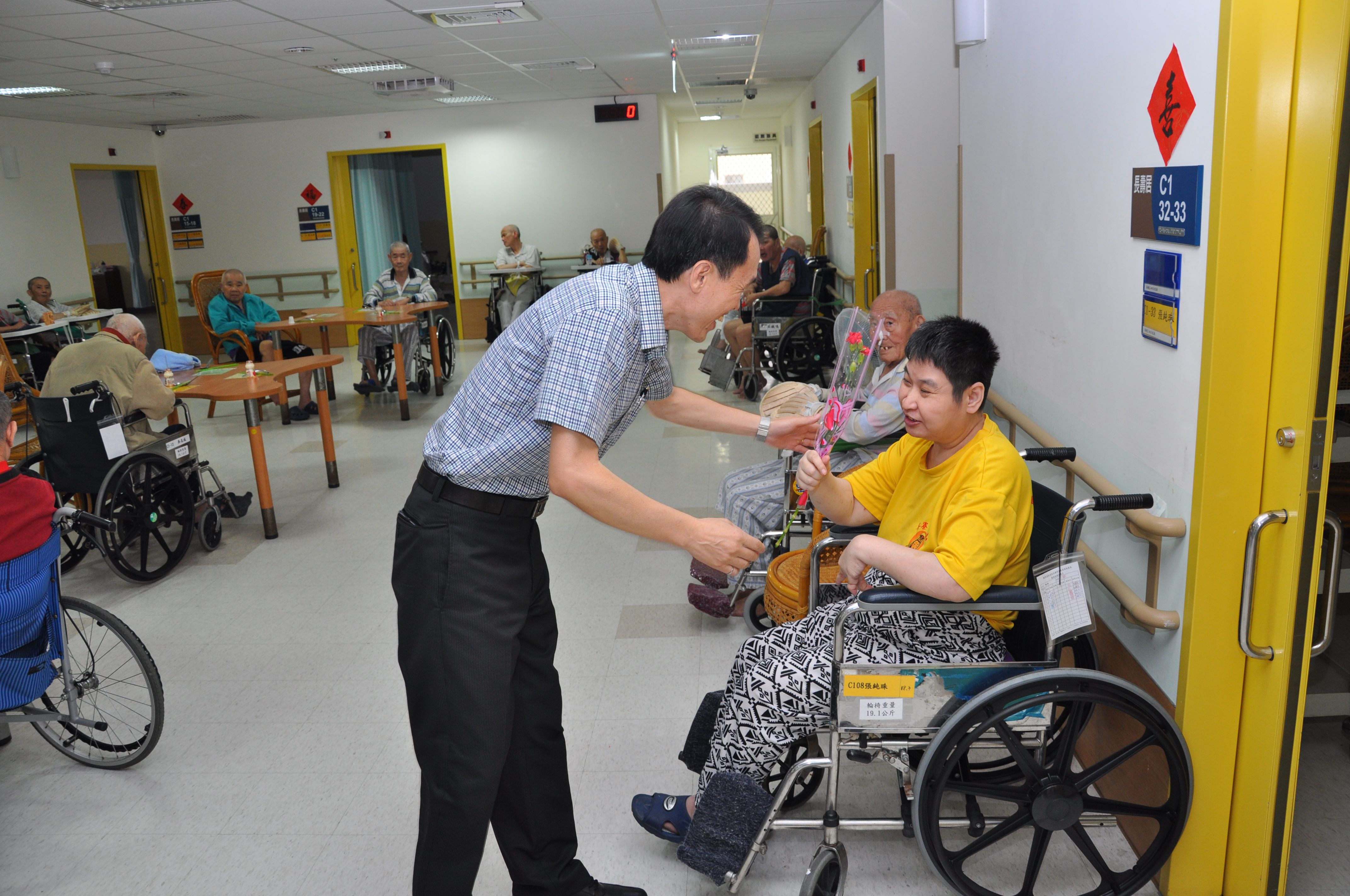 108年5月9日 慶祝母親節，家主任致贈康乃馨