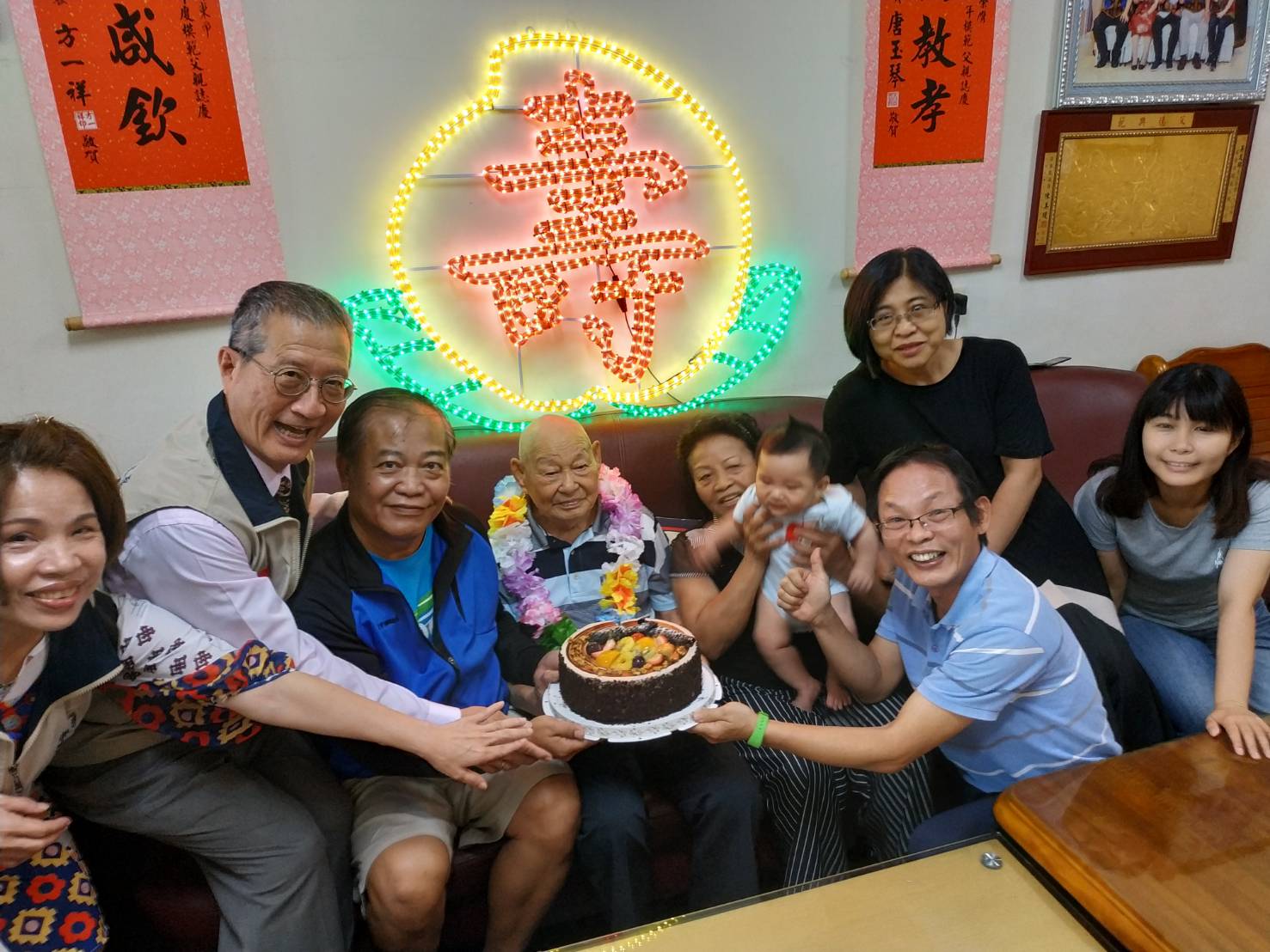 人瑞吳友鄰102歲華誕 榮服處服務團隊溫馨慶賀
