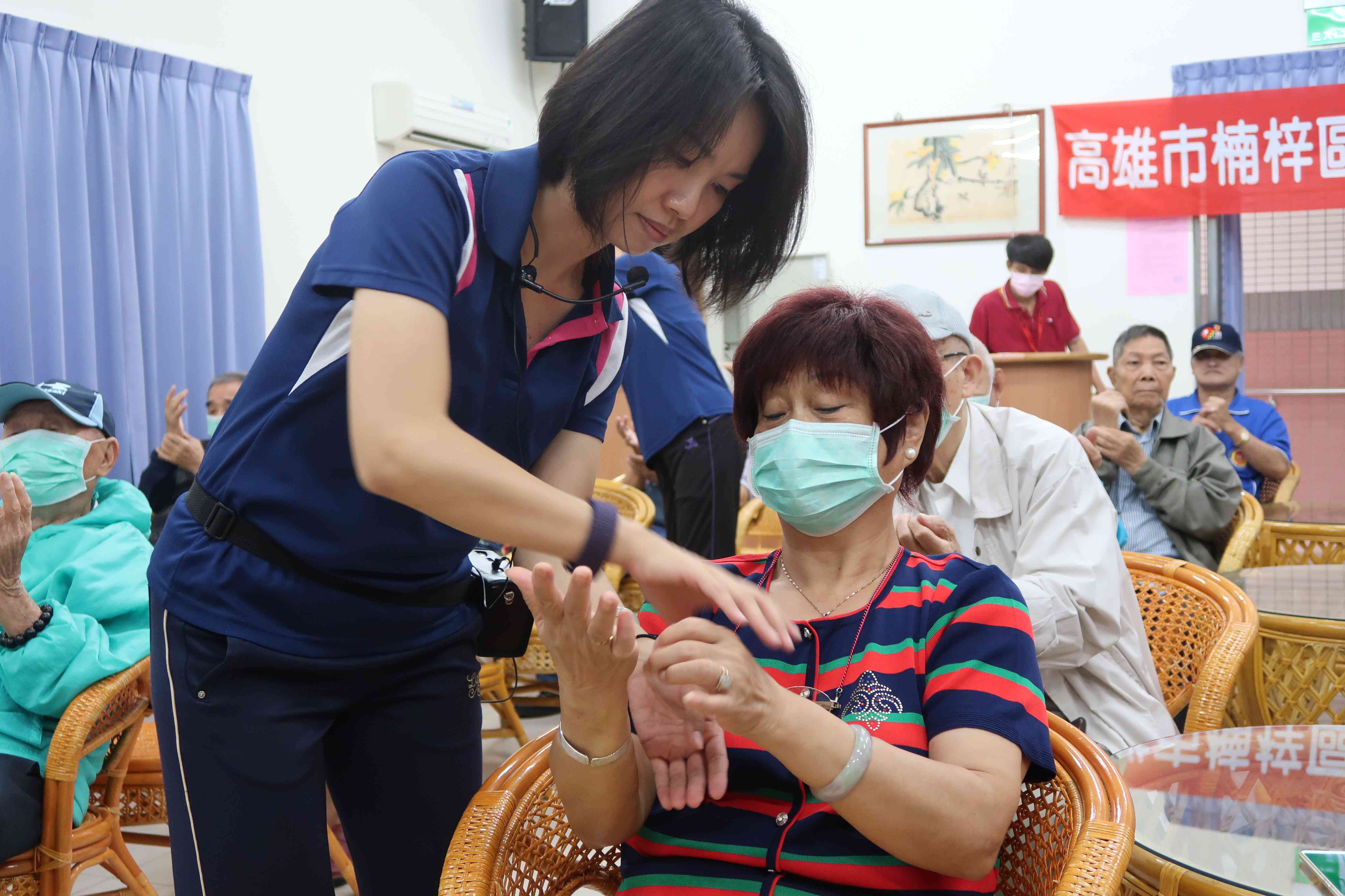 榮家樂齡學習真有趣   五彩毛根變身溫馨戒指花