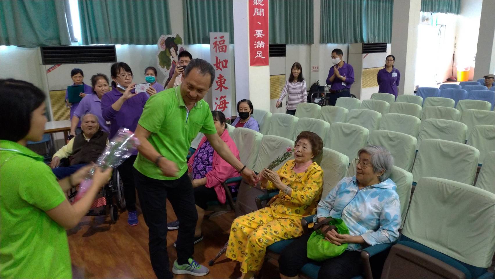 榮家辦理「母親節K歌活動」  女性住民享溫馨